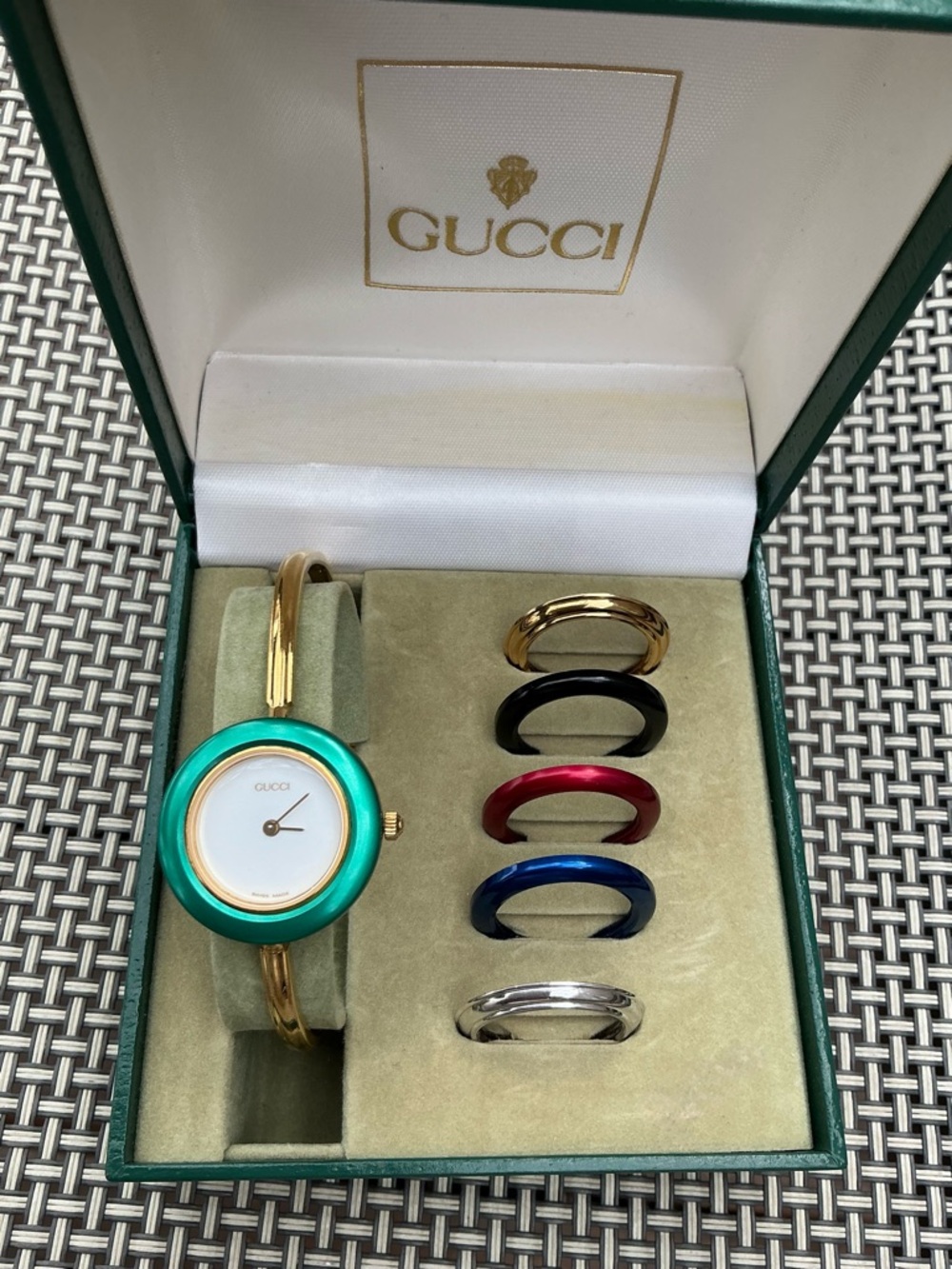 Beautiful GUCCI bangle watch w/ set of colorful bezels โค๏ธ๐๐ค๐๐๐ค - Picture 13 of 14